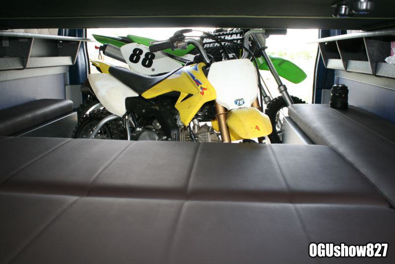 ２００系ハイエース特装車　バイクを積んだままベッドで寝れるバイクトランポ