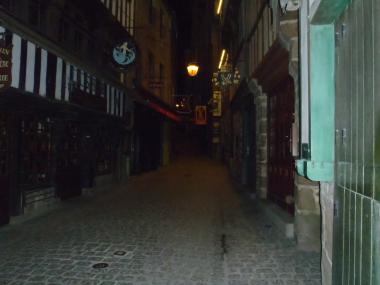 rue at night