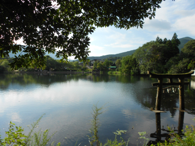 金鱗湖と天祖神社の鳥居