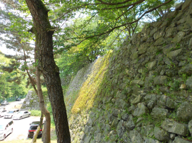 久留米城本丸・月見櫓の石垣。駐車場は蜜柑丸跡