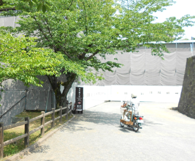 熊本城櫨方門・おかもちバイクが侵入中！