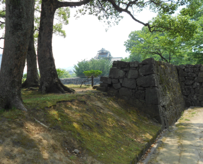 田子櫓の先を右折すると、五階櫓跡の先に飯田丸五階櫓が見える