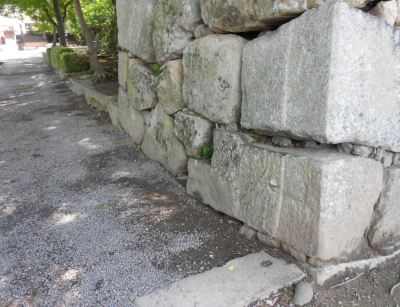 礎石に垂直な石垣には扉の跡（縦線）が残ります