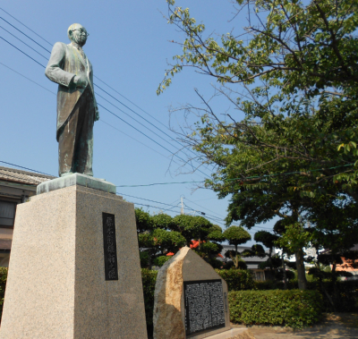 地位や名誉を望まず故郷姫島の繁栄に尽力した藤本熊雄氏の像