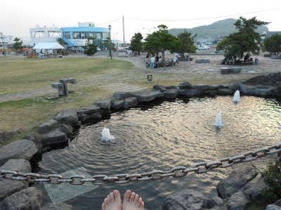 噴水の池から姫島港フェリーのりばを見下ろす♪
