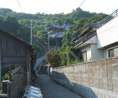 城山の東側を通過中。中腹に京都の知恩院の末寺・護念山岸洞院・海岸寺が見える