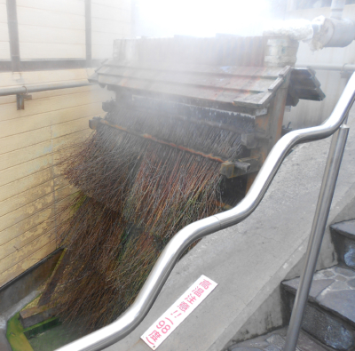 階段横には高温の温泉を冷やす装置・湯雨竹