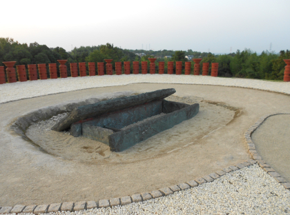 亀塚古墳の第1主体部・右は破損が著しかった第２主体部の遺構