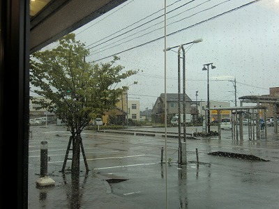 風雨が強いです。