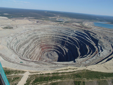 800px-Udachnaya_pipe[ ロシア連邦サハ共和国ウダチナヤ ダイヤ鉱山]