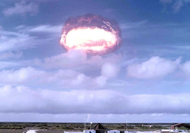 untitled[21 核実験の爆発]