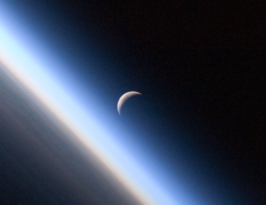 [NASA]大気の細い線の中のセッティング最終四半期三日月。(NASA)
